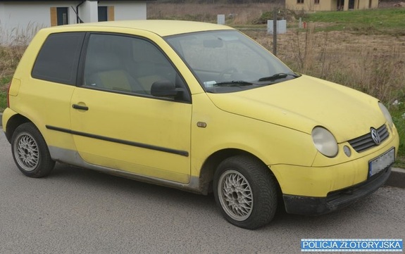 Samochód osobowy marki Volkswagen, kolor żółty