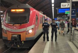 Policjanci kontrolują w pociągach przestrzeganie obostrzeń sanitarnych